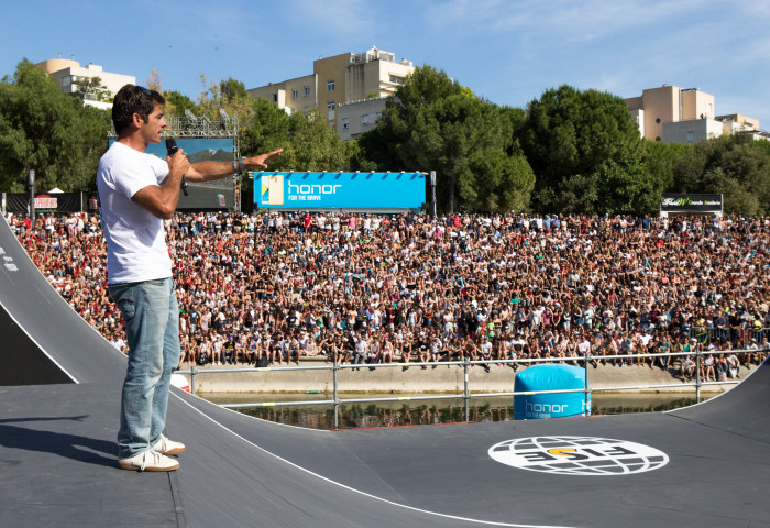 Hervé André Benoit s'adresse à la foule de Montpellier