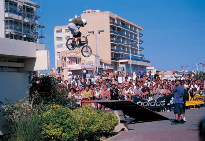 Dave Mirra, gap du toit de Palavas, 1999. Photo : ed docherty.