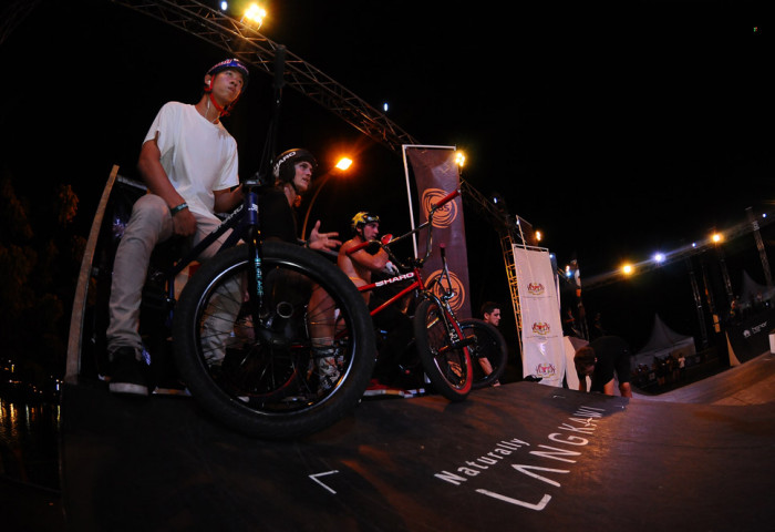 Visuel Road to Fise World into the unknown
